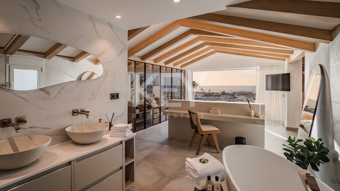  Ático dúplex de lujo en venta en el icónico Puerto Banús, Marbella