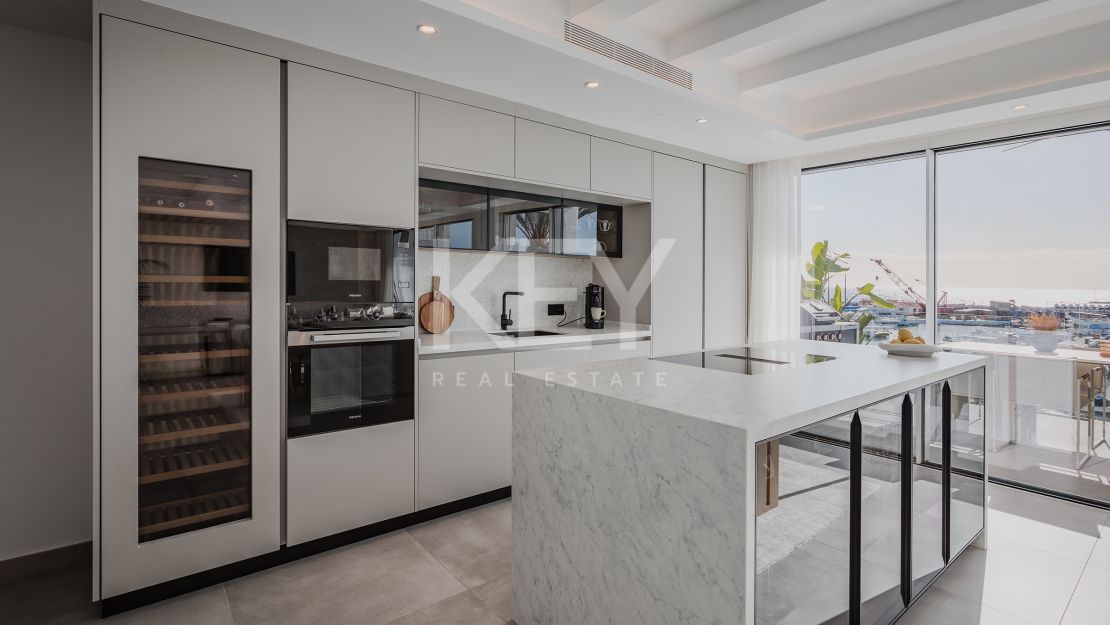  Ático dúplex de lujo en venta en el icónico Puerto Banús, Marbella