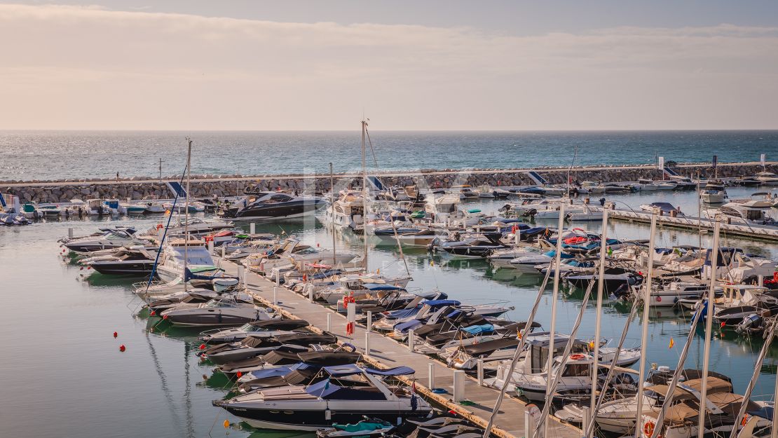  Ático dúplex de lujo en venta en el icónico Puerto Banús, Marbella