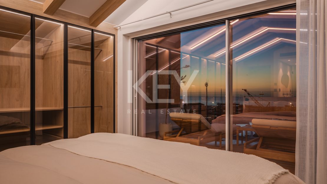  Ático dúplex de lujo en venta en el icónico Puerto Banús, Marbella