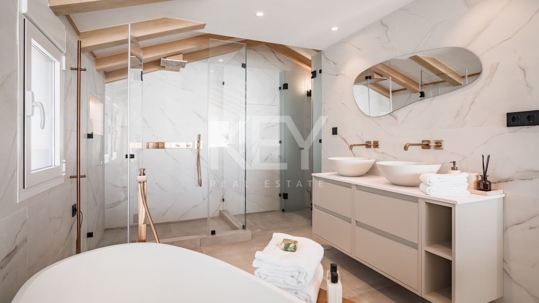  Ático dúplex de lujo en venta en el icónico Puerto Banús, Marbella