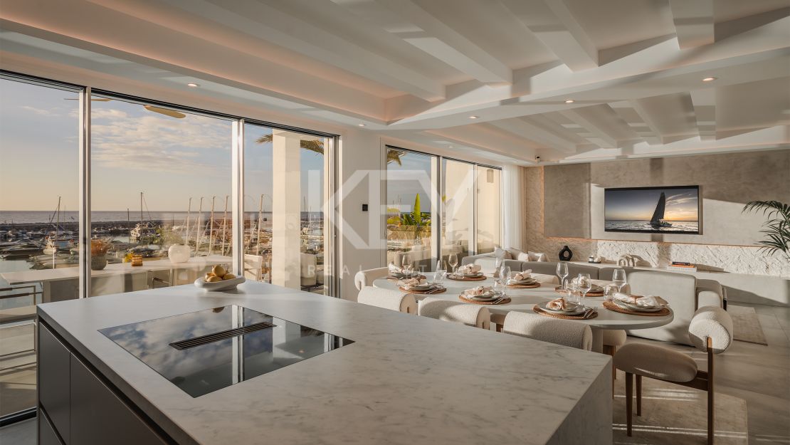  Ático dúplex de lujo en venta en el icónico Puerto Banús, Marbella