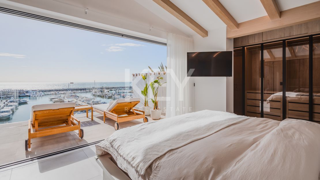  Ático dúplex de lujo en venta en el icónico Puerto Banús, Marbella