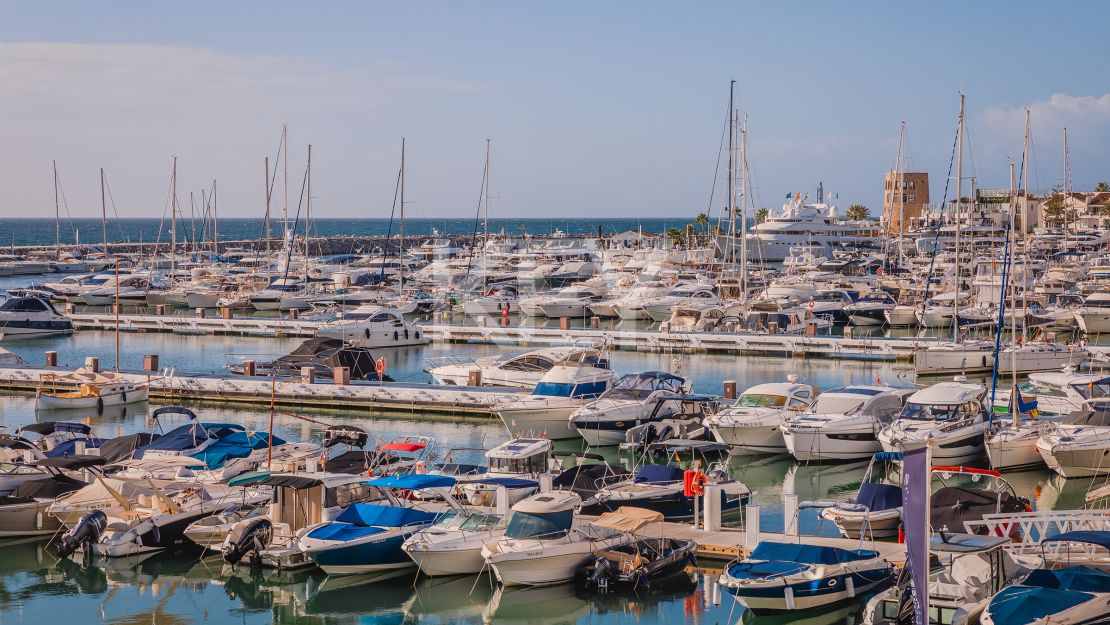  Ático dúplex de lujo en venta en el icónico Puerto Banús, Marbella