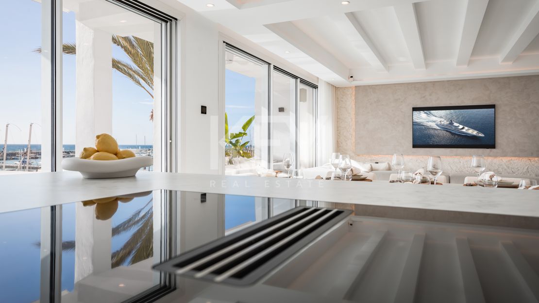  Ático dúplex de lujo en venta en el icónico Puerto Banús, Marbella