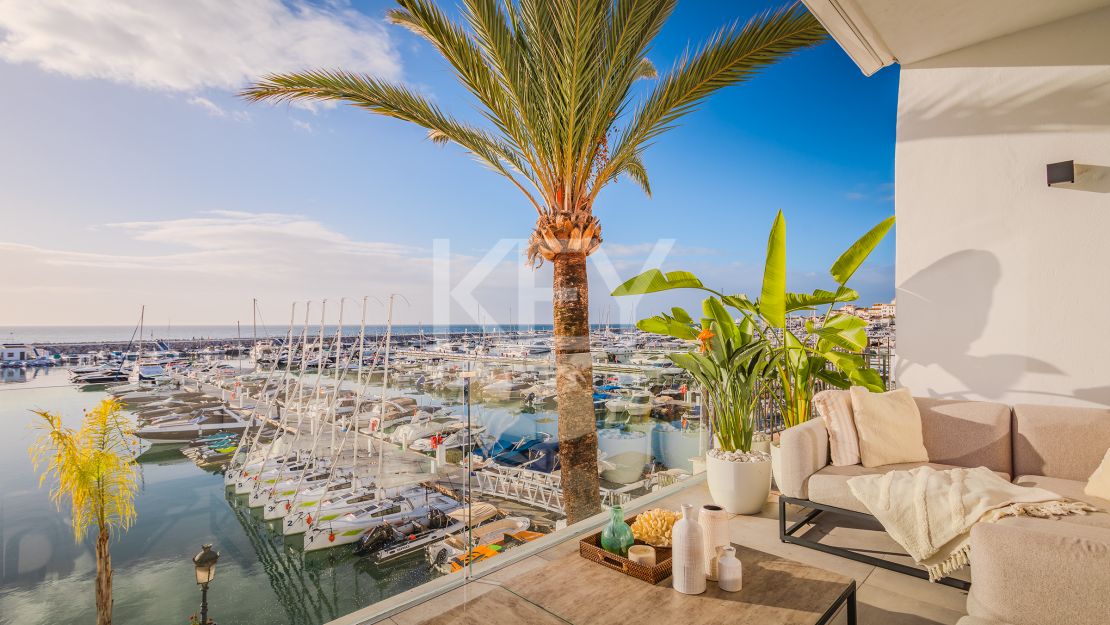  Ático dúplex de lujo en venta en el icónico Puerto Banús, Marbella