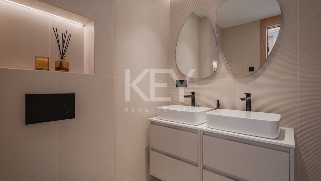  Ático dúplex de lujo en venta en el icónico Puerto Banús, Marbella