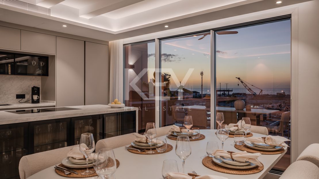  Ático dúplex de lujo en venta en el icónico Puerto Banús, Marbella