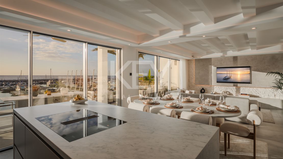  Ático dúplex de lujo en venta en el icónico Puerto Banús, Marbella