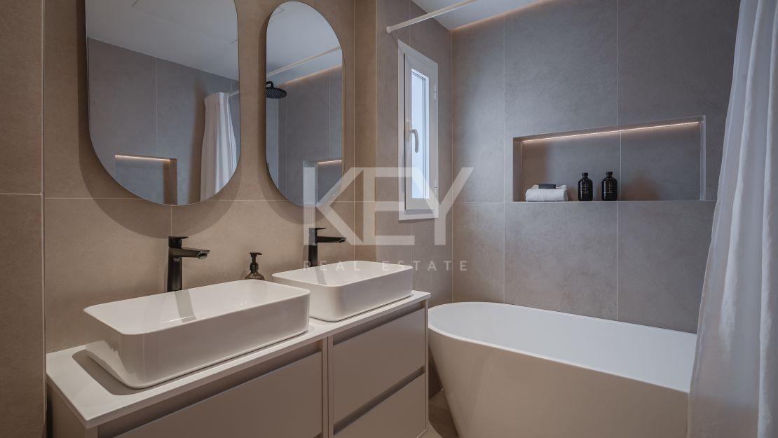  Ático dúplex de lujo en venta en el icónico Puerto Banús, Marbella