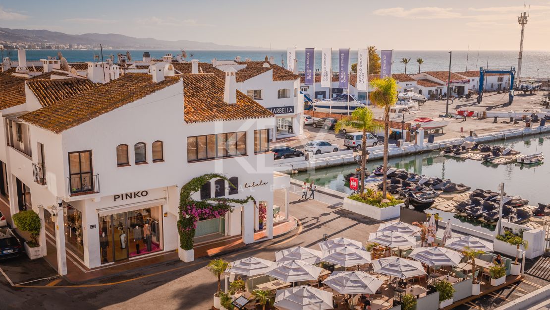 Ático dúplex de lujo en venta en el icónico Puerto Banús, Marbella