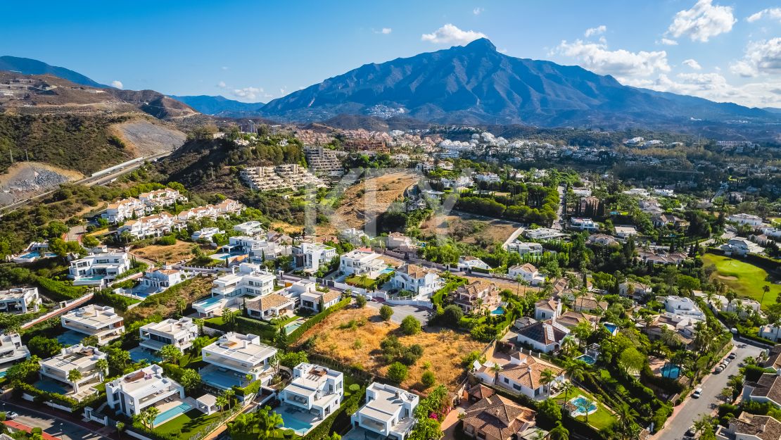 Extensive double plot with villa project for sale in Nueva Andalucia, Marbella