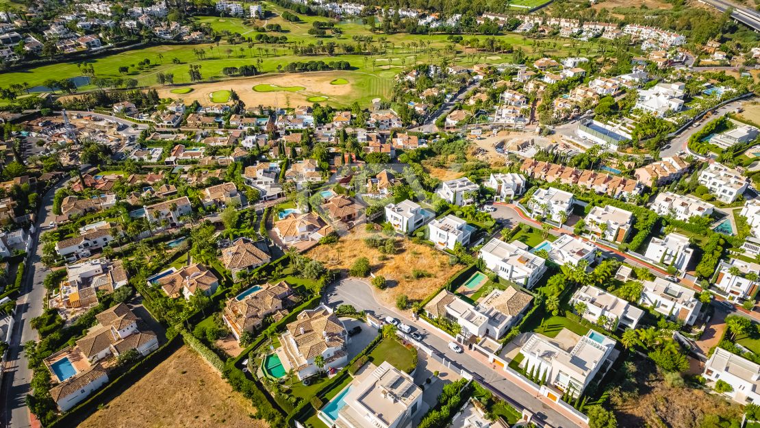 Extensive double plot with villa project for sale in Nueva Andalucia, Marbella