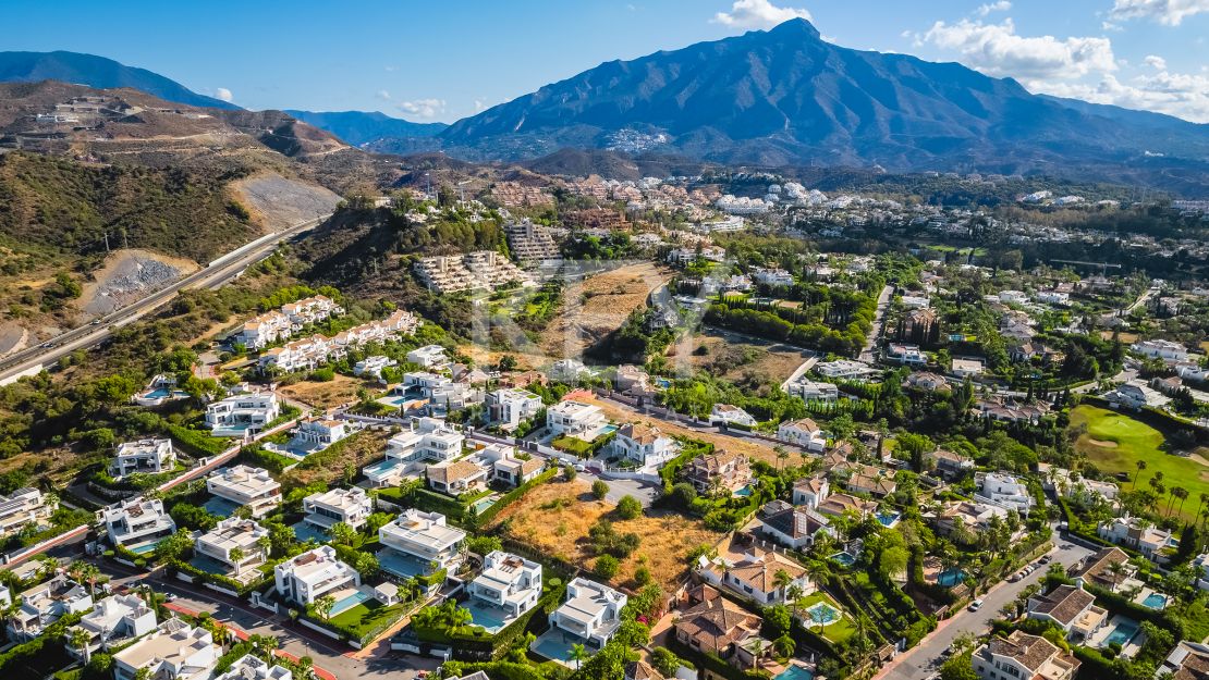 Extensive double plot with villa project for sale in Nueva Andalucia, Marbella