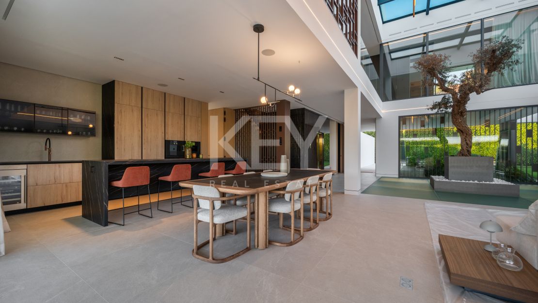Modern 5-bedroom villa for sale in the heart of the Golden Mile, Marbella