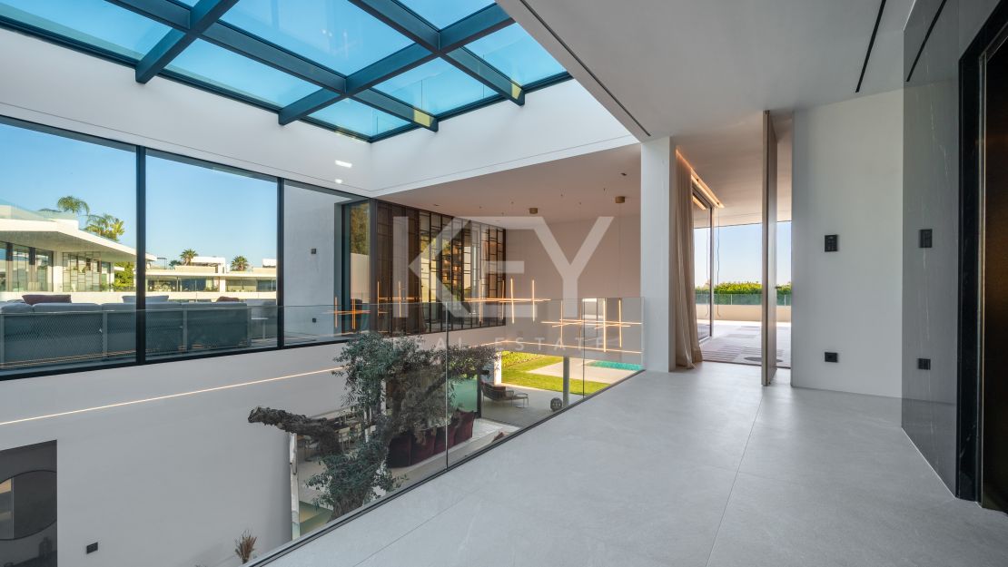 Modern 5-bedroom villa for sale in the heart of the Golden Mile, Marbella