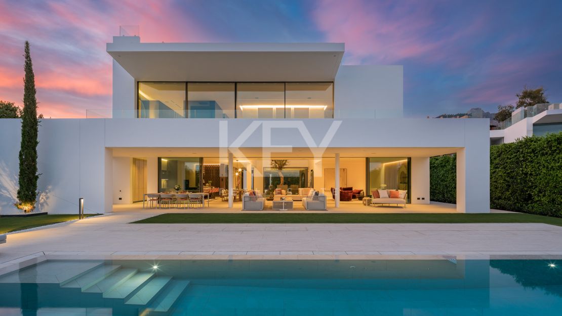 Contemporary villa with 5 bedrooms available for sale in the prime location of Marbella's Golden Mile