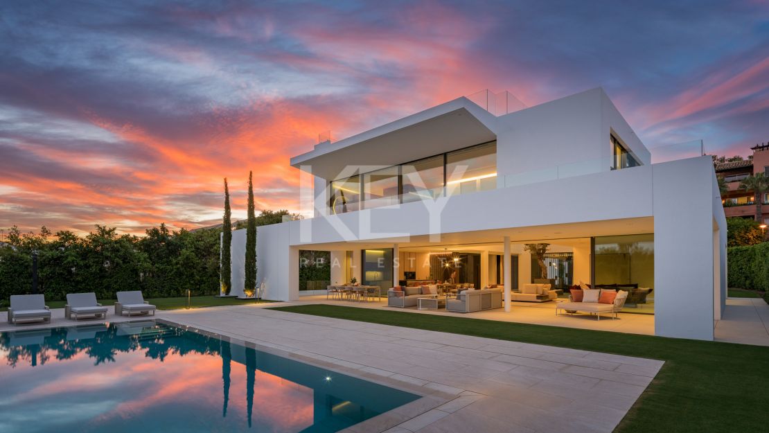 Modern 5-bedroom villa for sale in the heart of the Golden Mile, Marbella