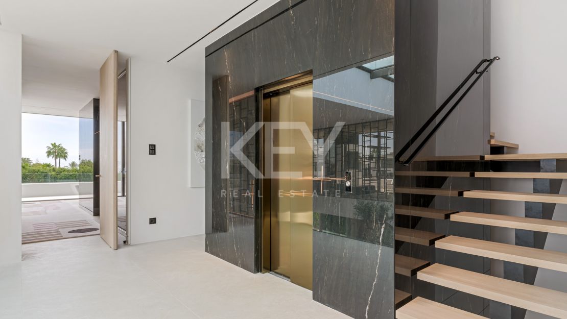  Современная вилла с 5 спальнями на продажу в самом сердце Золотой мили, Марбея