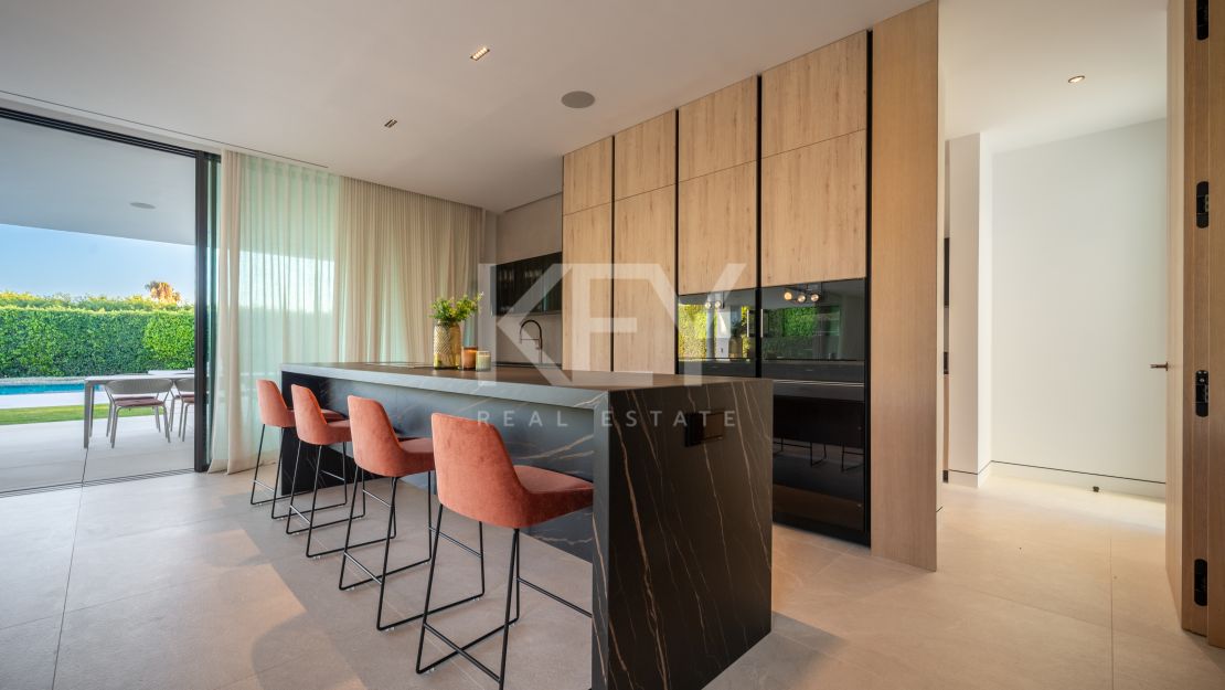 Modern 5-bedroom villa for sale in the heart of the Golden Mile, Marbella