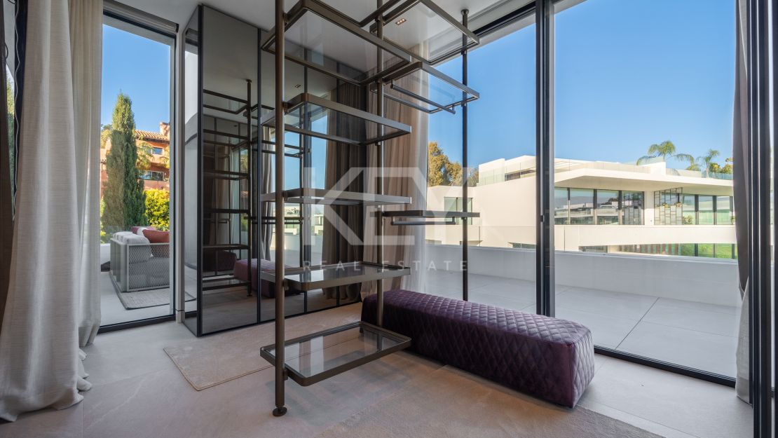 Modern 5-bedroom villa for sale in the heart of the Golden Mile, Marbella
