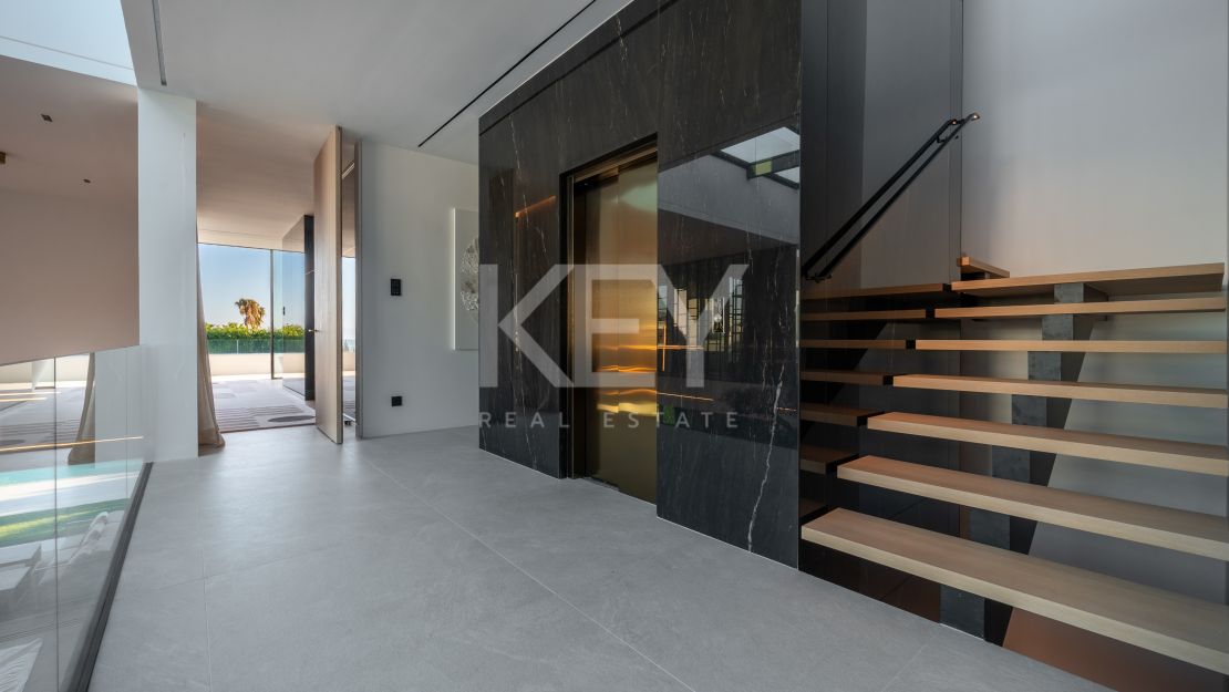 Modern 5-bedroom villa for sale in the heart of the Golden Mile, Marbella