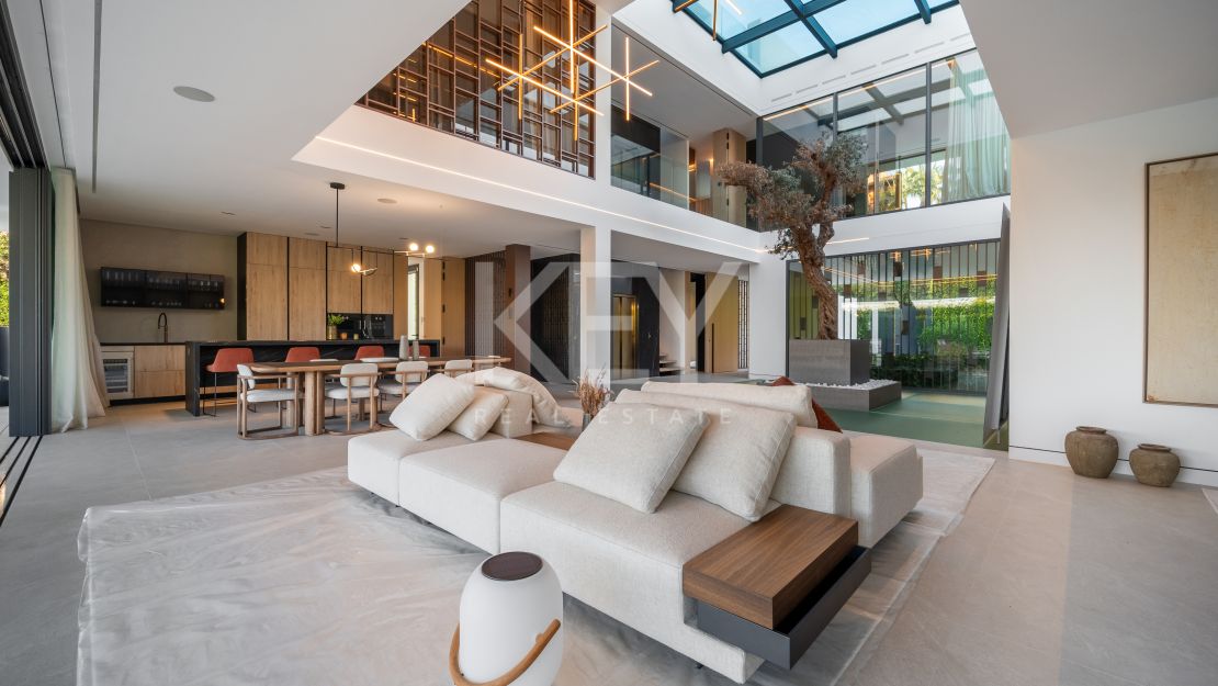Modern 5-bedroom villa for sale in the heart of the Golden Mile, Marbella