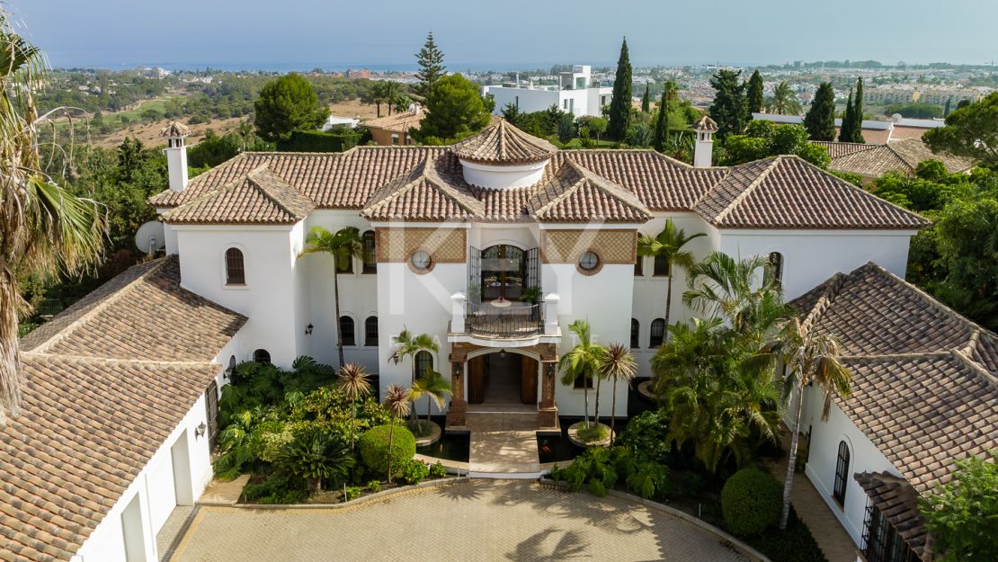 Villa Paraiso de estilo andaluz con impresionantes vistas al mar en venta en Paraiso Alto, Benahavís