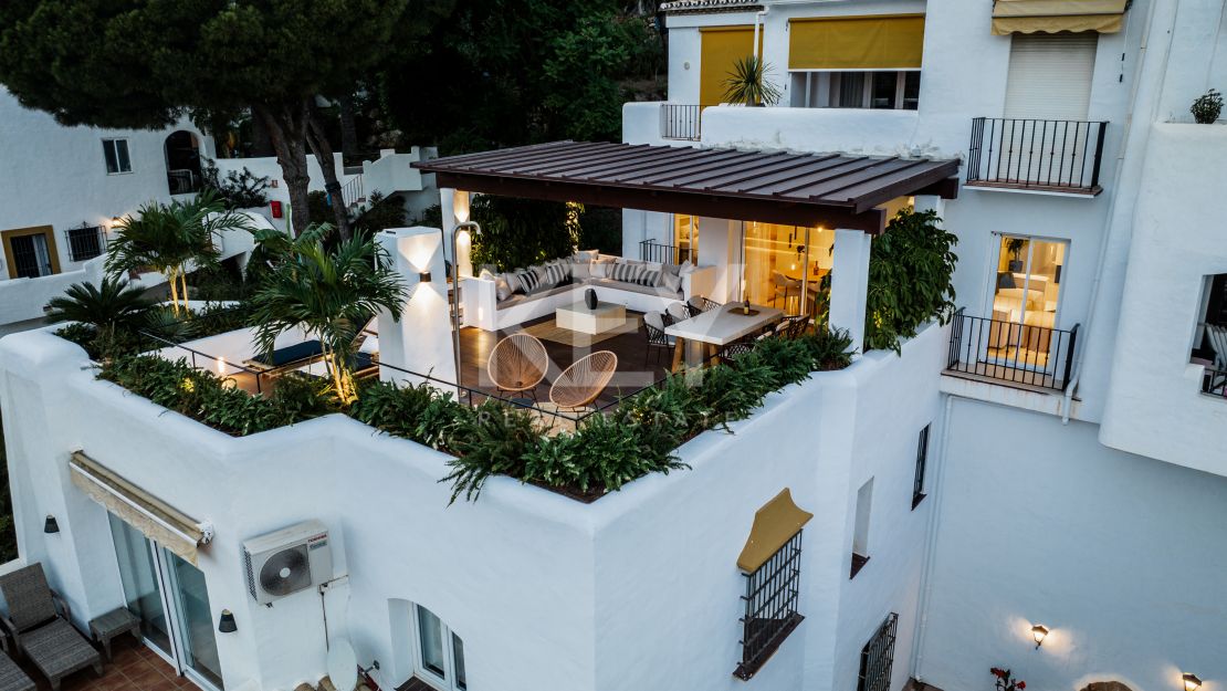 Великолепная квартира с потрясающим видом на море в продаже в Монте Хальконес, Бенахавис, Малага