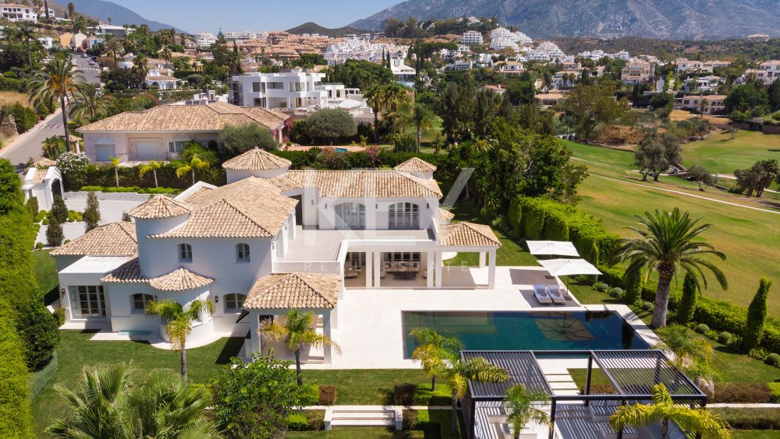 Perfecta villa en primera línea de golf en venta en Nueva Andalucía, Marbella