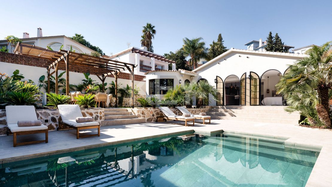 Villa moderna de estilo andaluz en venta en una prestigiosa zona de Nueva Andalucía, Marbella