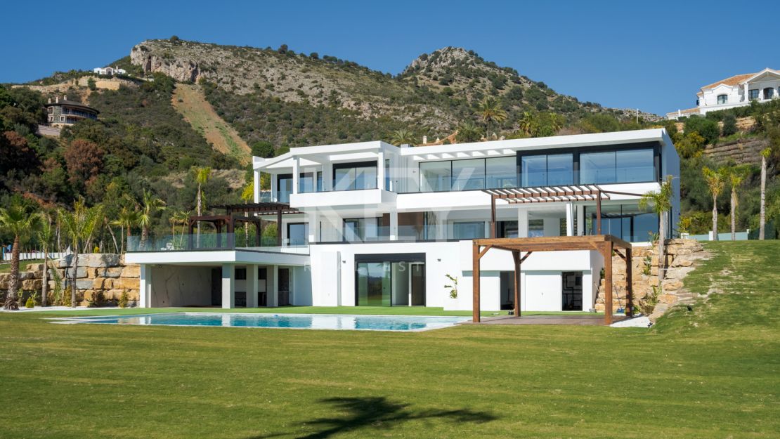 Modern villa for sale close to golf in Marbella Club golf Resort, Benahavis