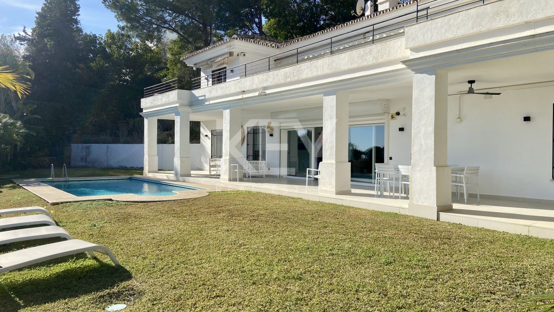 Frontline golf villa for sale in Rio Real, Marbella
