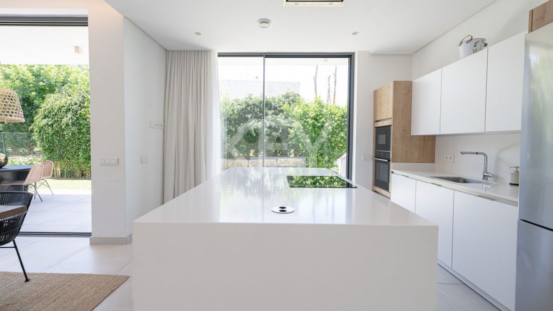 Charming villa for sale on the New Golden Mile, Estepona