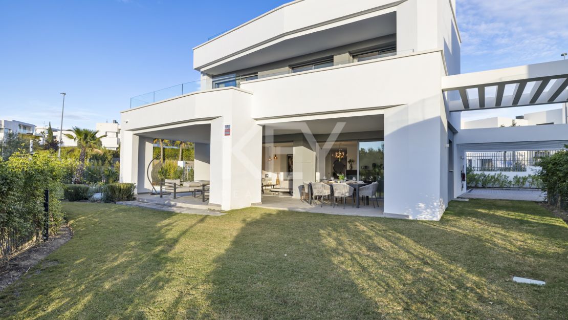 Luxury villa for sale in the prestigious Santa Clara Golf, Marbella East