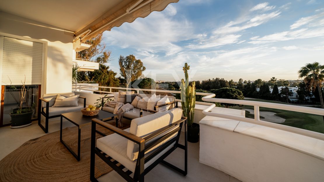 Modern penthouse for sale with sea, mountain and golf views in Nueva Andalucia, Marbella