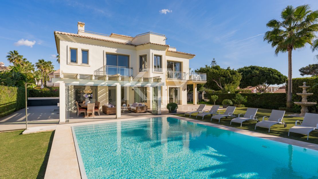 Impresionante villa en primera línea de playa en venta en Marbella Este