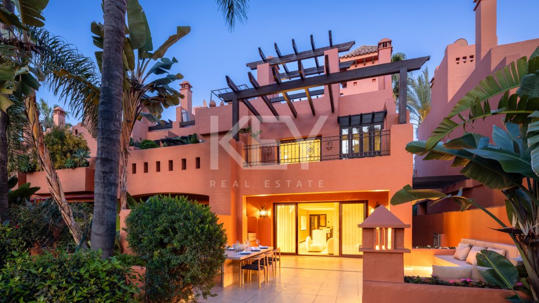 Spacious townhouse with 4 bedrooms for sale  in Altos de Puente Romano, Golden Mile, Marbella