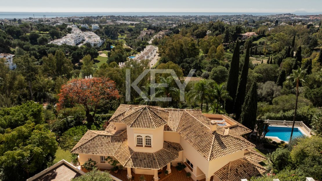 Exquisite villa for sale in El Herrojo, Benahavis