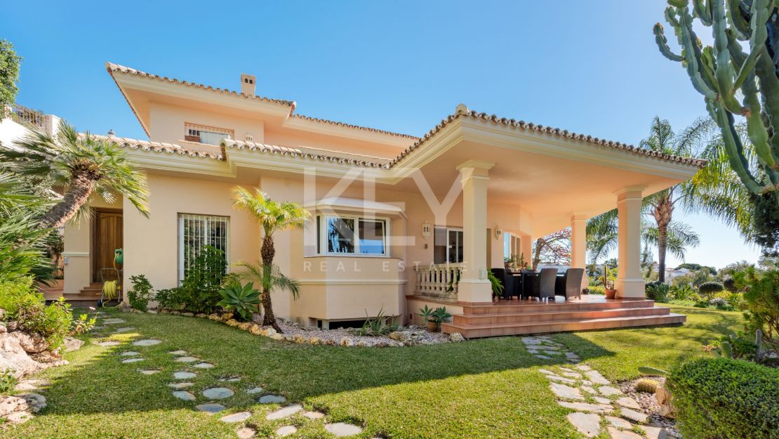 Exquisite villa for sale in El Herrojo, Benahavis