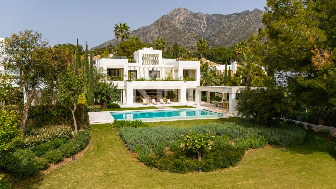 Impresionante villa en venta en una ubicación privilegiada en la Milla de Oro, Marbella