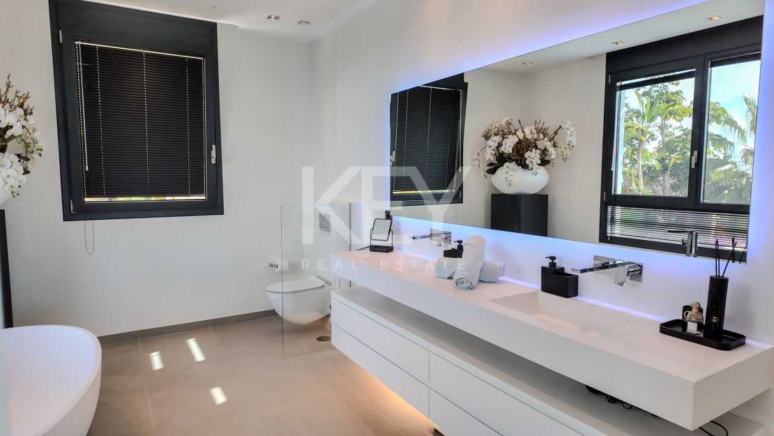 Фантастическая вилла на продажу в Лос Фламингос, Бенаавис