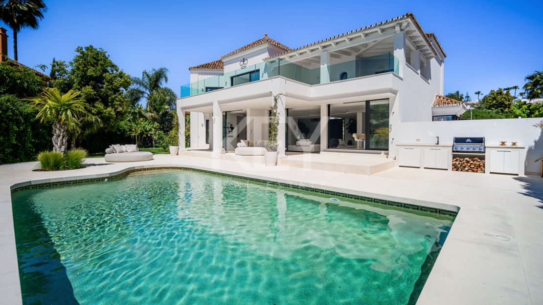 Villa perfectamente renovada en venta en la comunidad cerrada en Parcelas Del Golf, Nueva Andalucía, Marbella.