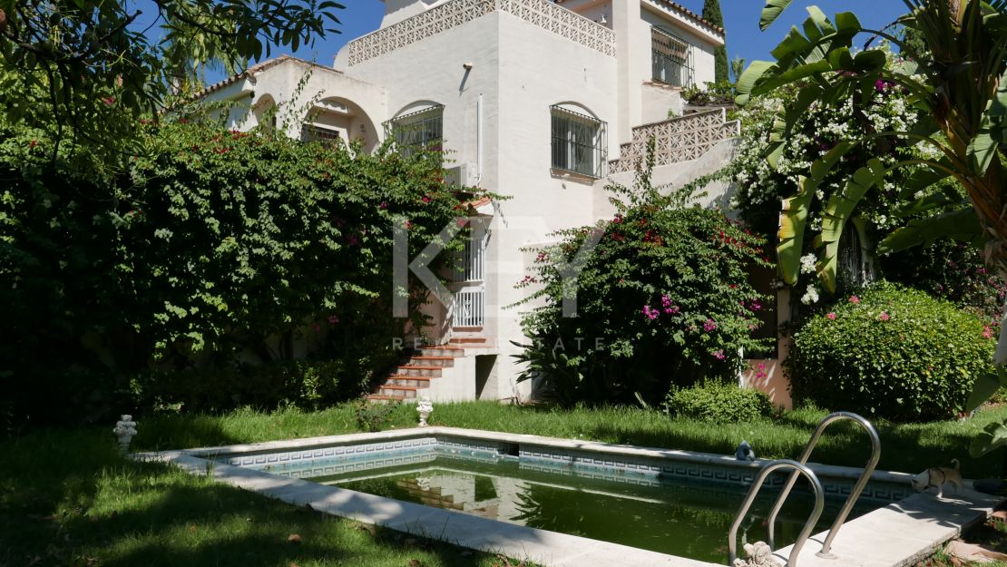 Gran villa con oportunidad de renovación en venta en los Naranjos Hill Club, Nueva Andalucía, Marbella