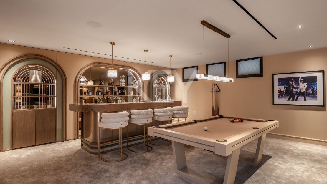 Villa única de inspiración tropical con impresionante SPA interior y piscina en Nueva Andalucía, Marbella