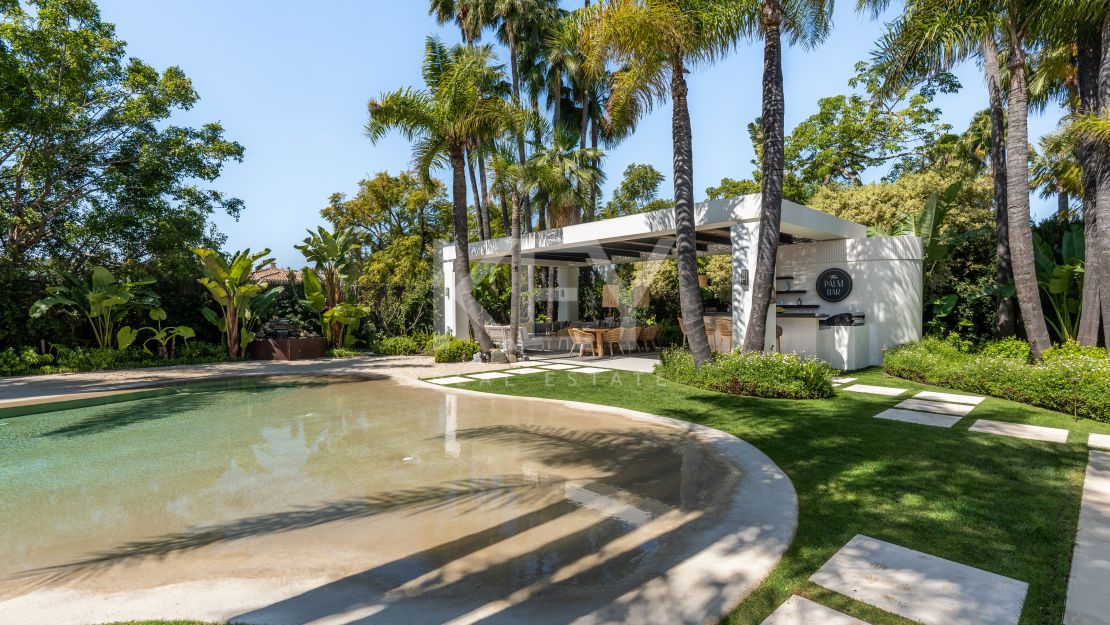 Villa única de inspiración tropical con impresionante SPA interior y piscina en Nueva Andalucía, Marbella