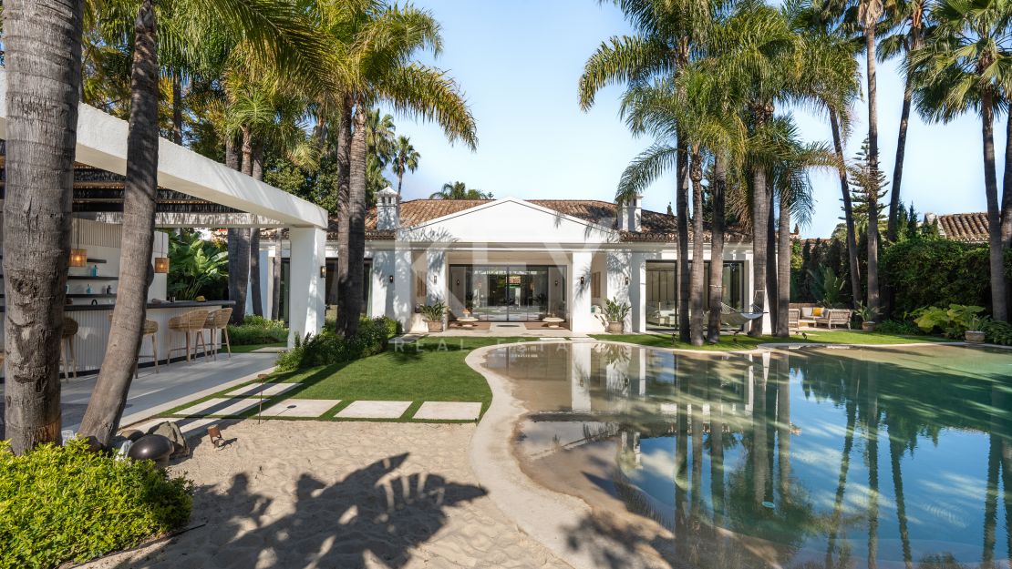 Villa única de inspiración tropical con impresionante SPA interior y piscina en Nueva Andalucía, Marbella