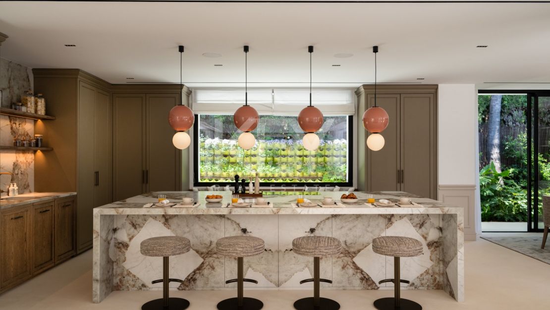 Уникальная вилла в тропическом стиле с потрясающим внутренним SPA и бассейном в Нуэва Андалусия, Марбелья