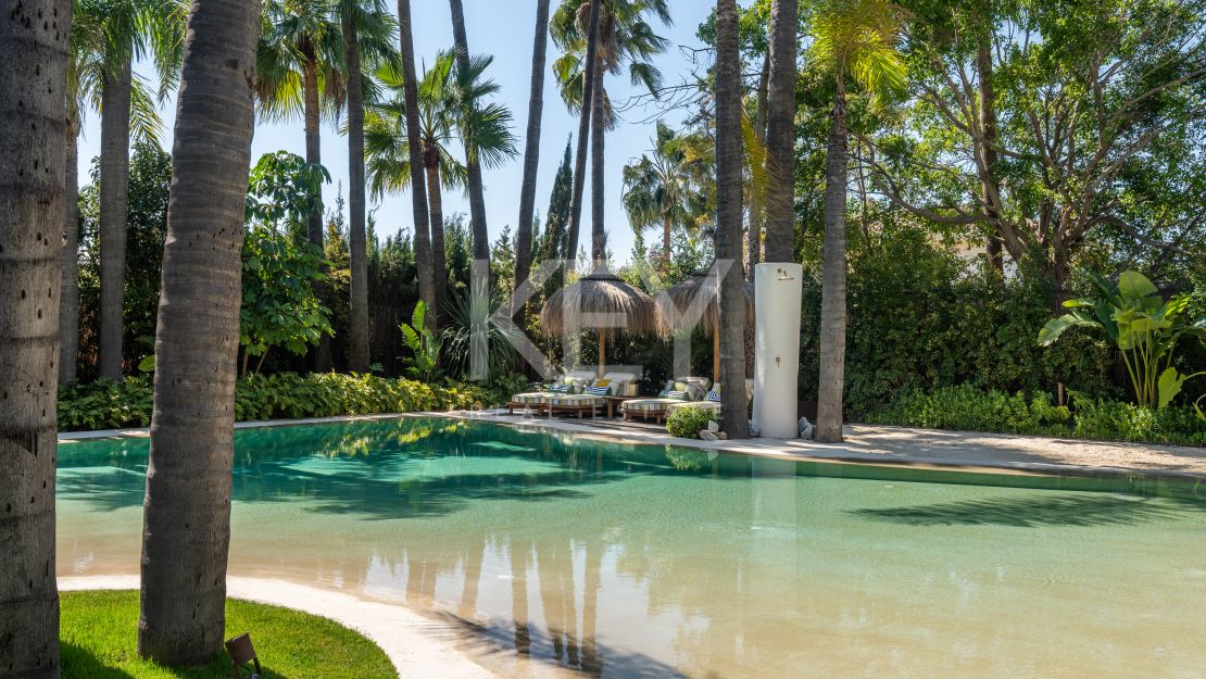 Villa única de inspiración tropical con impresionante SPA interior y piscina en Nueva Andalucía, Marbella