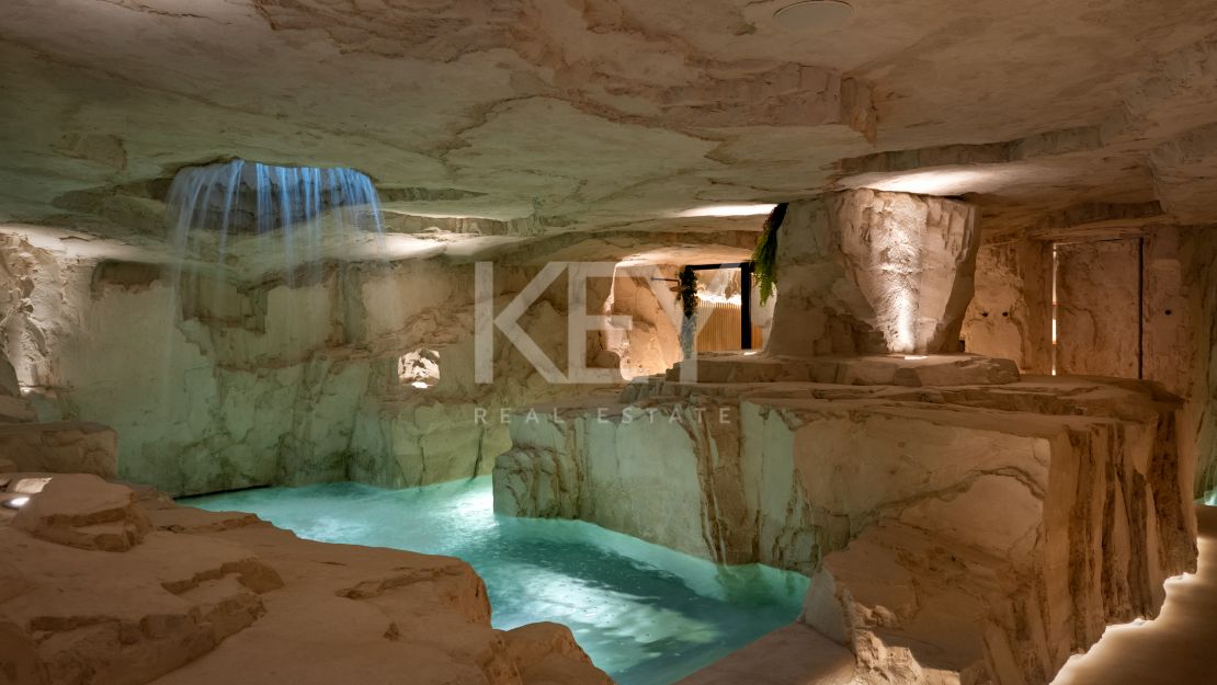 Уникальная вилла в тропическом стиле с потрясающим внутренним SPA и бассейном в Нуэва Андалусия, Марбелья